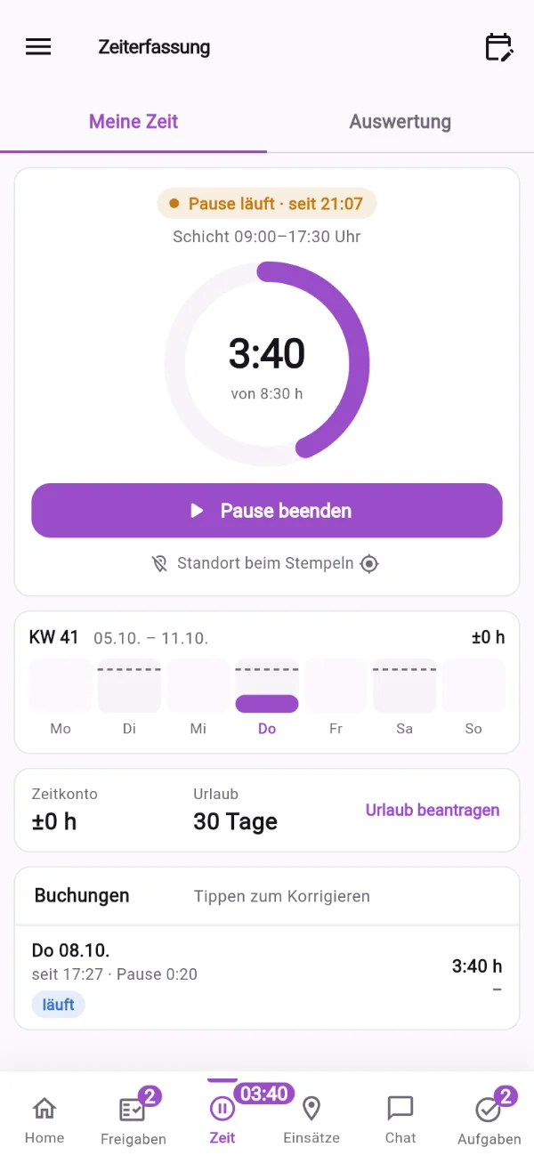 Zeiterfassung mit Stempeluhr und Wochenübersicht auf dem Handy